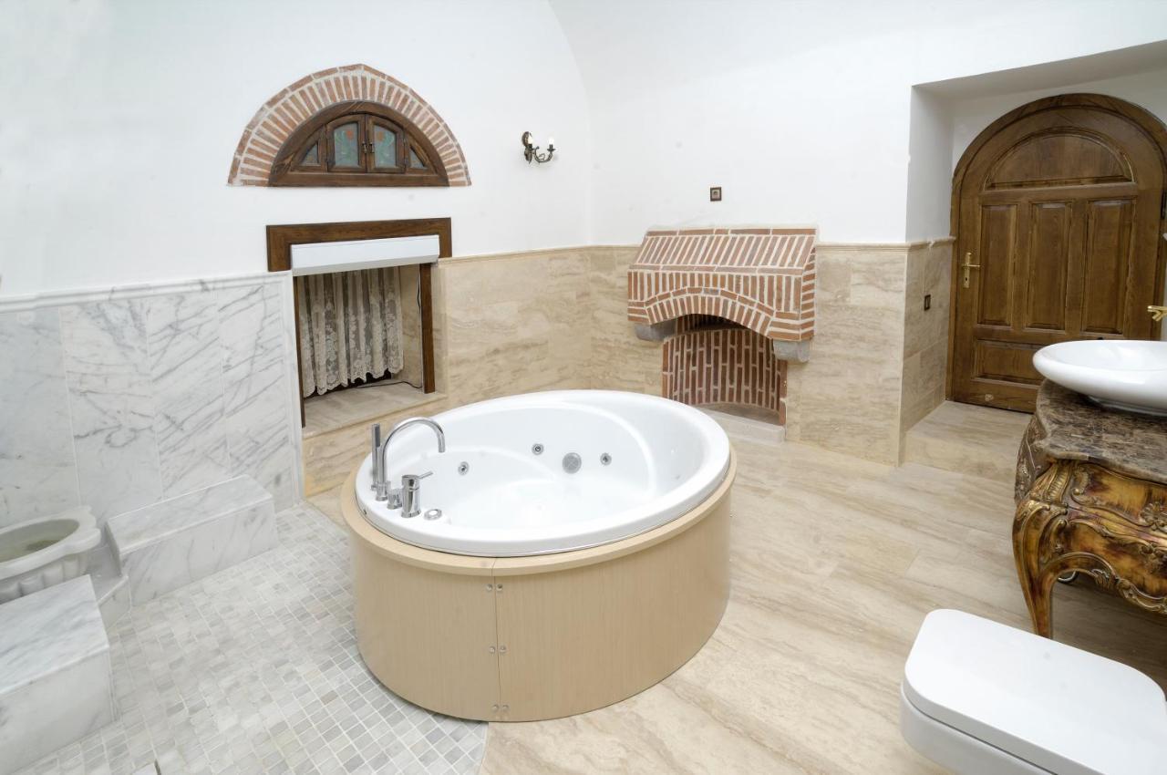 Cesme Kanuni Kervansaray Historical Hotel Экстерьер фото