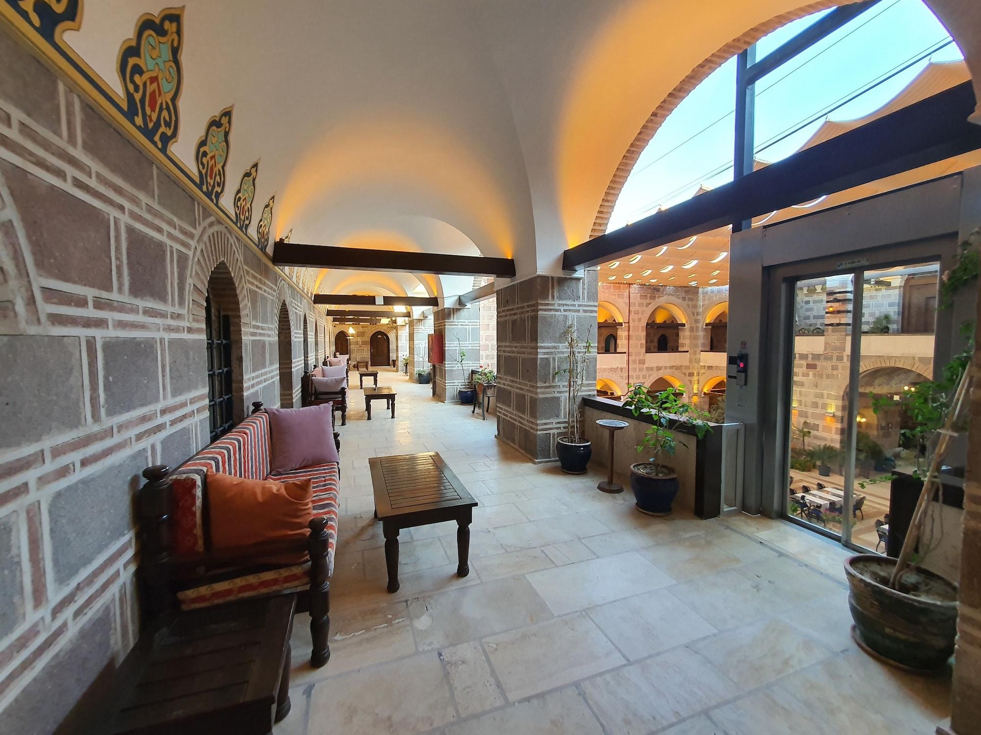Cesme Kanuni Kervansaray Historical Hotel Экстерьер фото