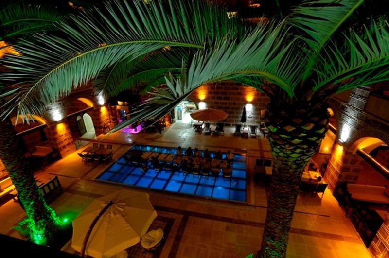 Cesme Kanuni Kervansaray Historical Hotel Экстерьер фото